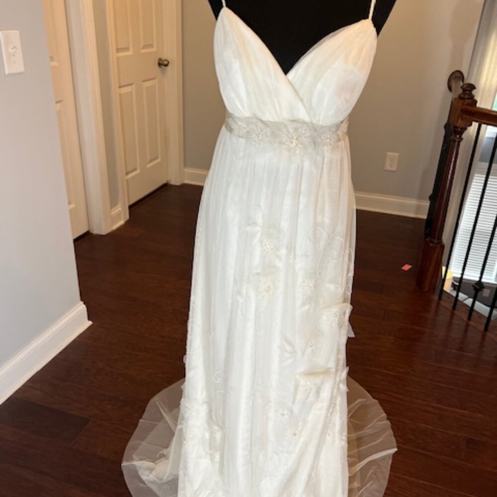 NWT Watters and Watters Bridal Gown Tulle Sleeveless V-neckline Ivory Size 10